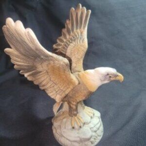 Beautiful vintage 1981 Royal Crown eagle ceramic figurine in excellent condition
